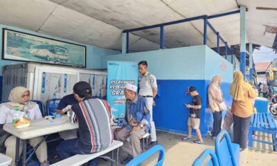 di Terminal dan Loket Keberangkatan Angkutan Umum