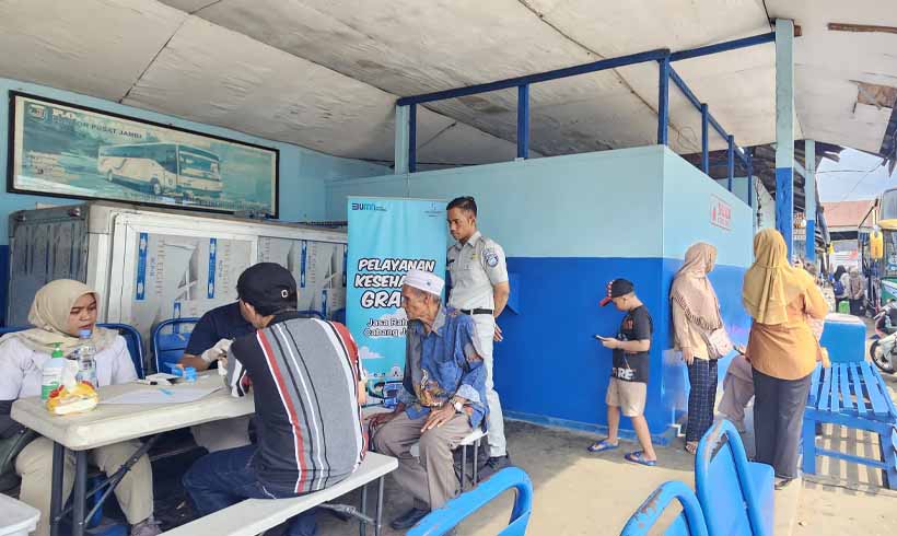 di Terminal dan Loket Keberangkatan Angkutan Umum