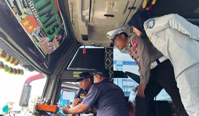 Pemasangan Stiker Reflktif