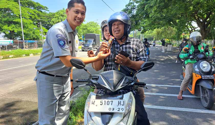 di Depan Exit Tol Suramadu