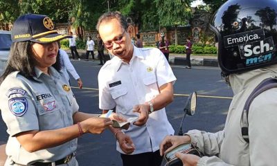 di Patung Tugu Tiga Sukasada