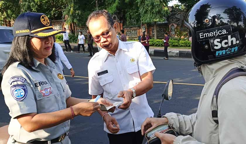 di Patung Tugu Tiga Sukasada