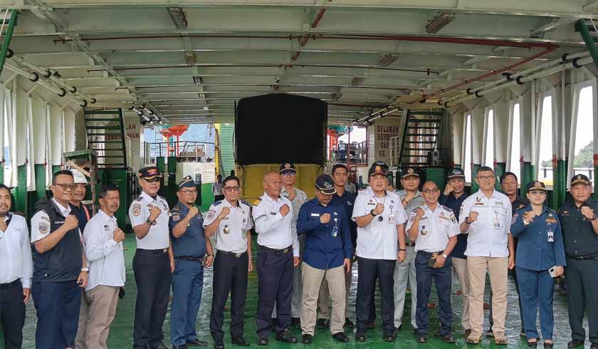 di Pelabuhan Teluk Bungus Kota Padang