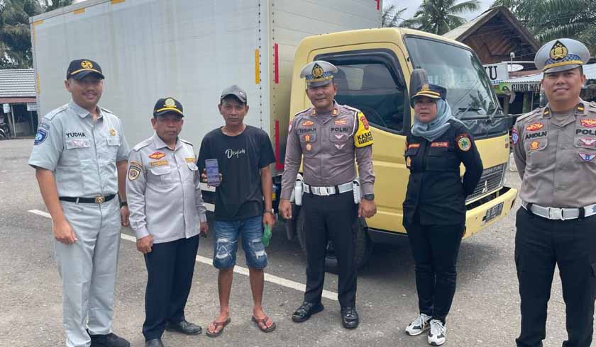 di Terminal Pasar Pendopo Pali