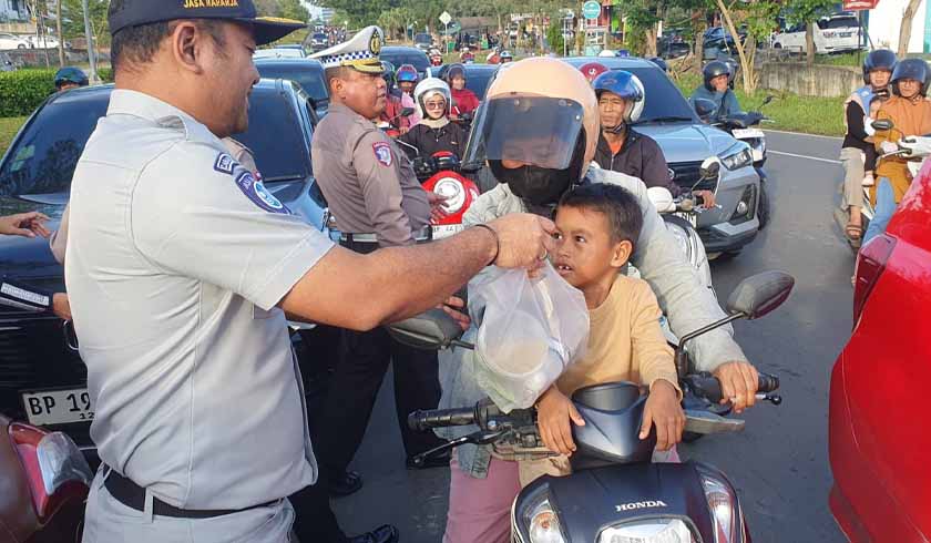 berkendara di Jalan Raya