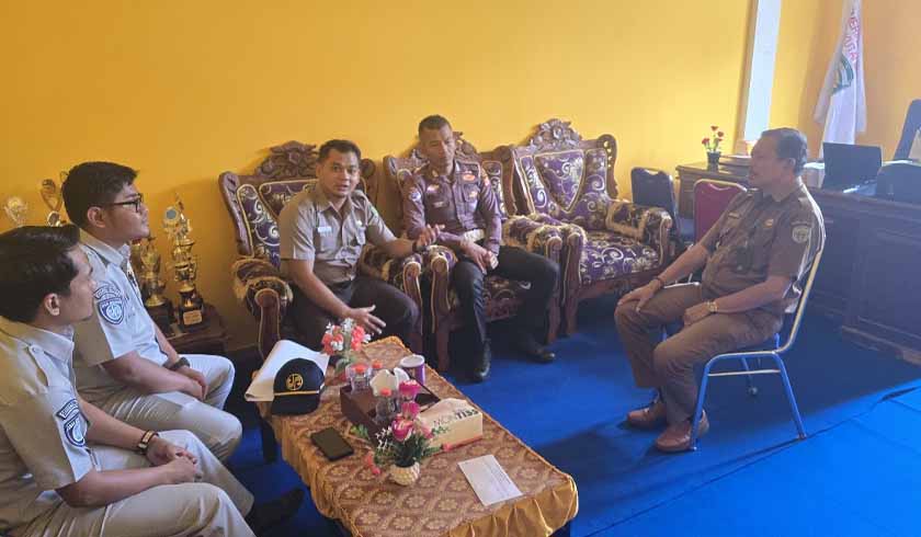 Melaksanakan Diskusi FKLL