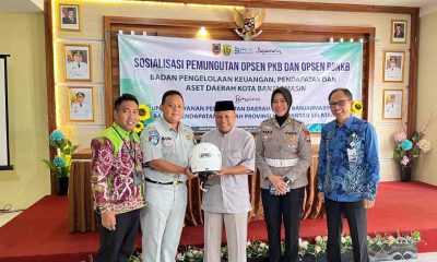 Warga Bayar Pajak Kendaraan