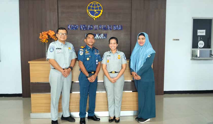 di Kawasan Pelabuhan Pulau Baai