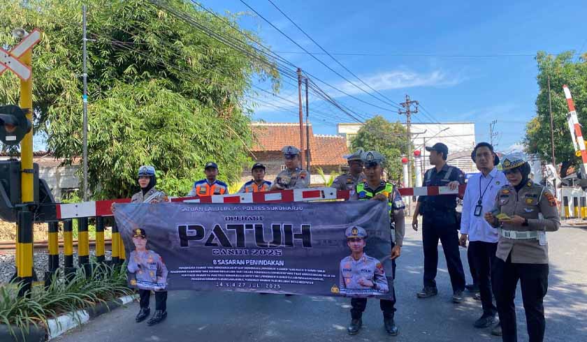 di Perlintasan Rel Sukoharjo