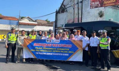 di Alun-alun Kabupaten Demak