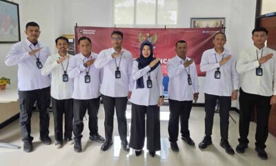 dengan Upacara Khidmat