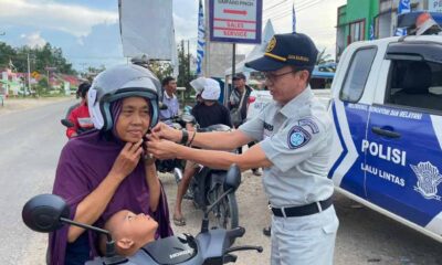 Melalui Pembagian Helm