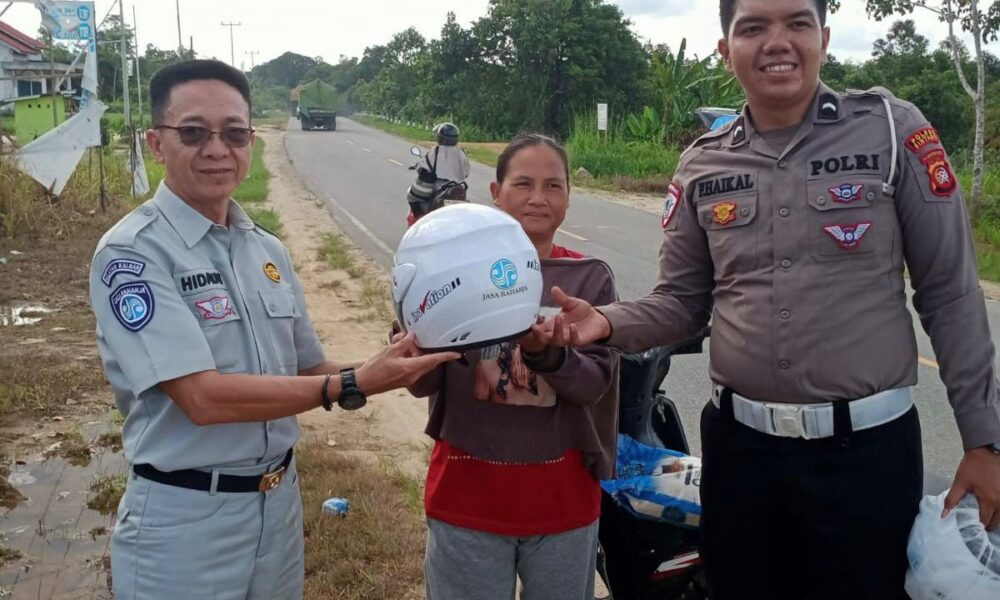 Pembagian Helm Berstandar SNI Kepada Pengguna Jalan