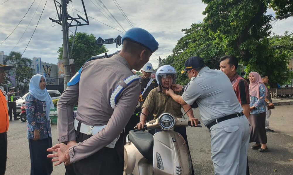 Berlalu Lintas Dengan Membagikan Helm