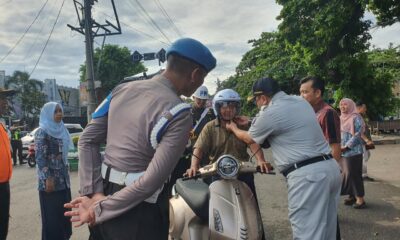 Berlalu Lintas Dengan Membagikan Helm