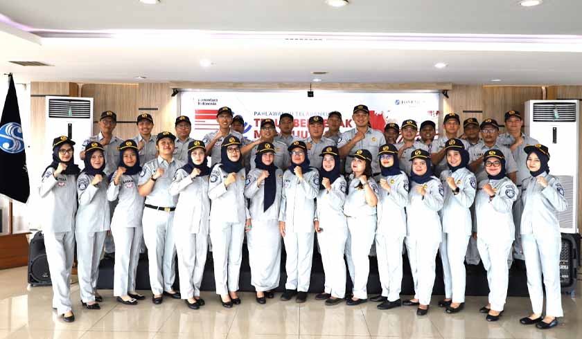 dengan Upacara Khidmat